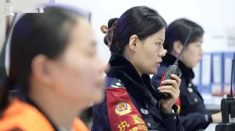 » 3、去年铁警解救被拐妇女和未成年人300多2023年以来，铁路公安机关组织开展夏季治安打击整治行动和打击整治霸座、猥亵、强讨“三项治理”行动，截至2023年12月10日，共破获刑事、治安案件4.9万余起，抓获网上在逃人员2.1万余名，缴获毒品930余公斤，解救被拐妇女和未成年人300余人