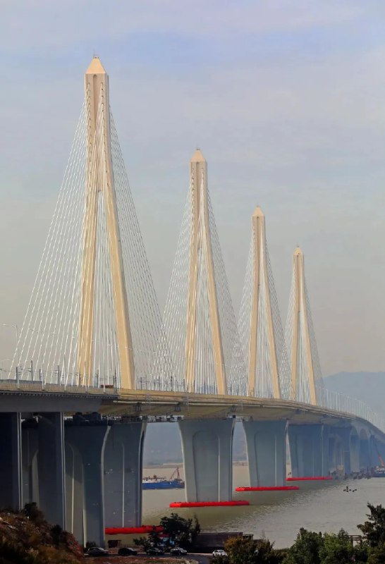 » 8、国内首座公铁同层跨海大桥通车，开通初期暂不收费国内首座公铁同层跨海大桥珠海市金海公路大桥一期工程3日正式通车，金海公路大桥一期开通初期暂不收费