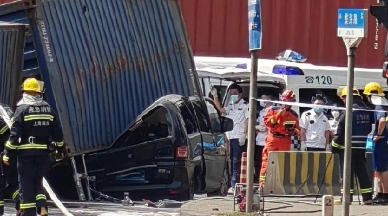 » 5. 上海浦东集装箱卡车侧翻 压死5人9月8日10时18分许，华东路集海路路口发生一起交通事故