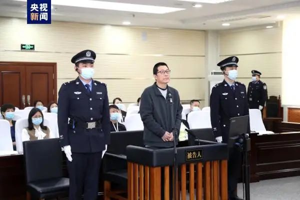 » 5. 紫光赵伟国认罪 低价买房赚4.7亿2023年9月28日，吉林省吉林市中级人民法院一审公开开庭审理紫光集团原董事长赵伟国贪污、为亲友非法牟利、背信损害上市公司利益一案