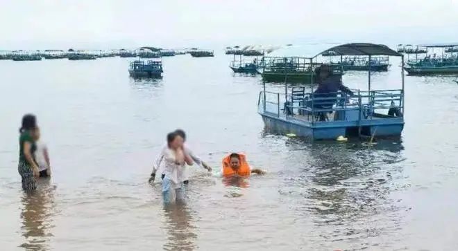 » 11. 黄继光侄子水中救人8月24日下午，正在云南抚仙湖休假的四川德阳中江县公安局民警黄忠凯，突然听到有人呼喊救命