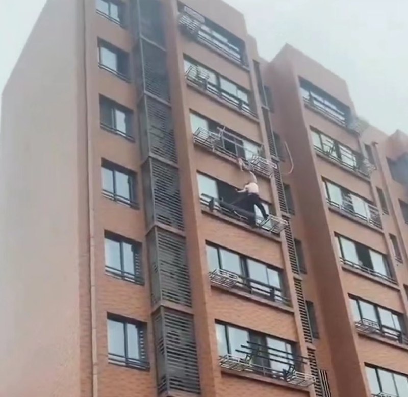 » 16. 上海松江一小区内4岁女童悬在窗外 物业经理托举救人1月19日，上海市松江区一女童被卡在七楼窗外