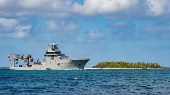 » 8. 新西兰海军测量船在萨摩亚海域搁浅沉没 75名乘员获救据英国《卫报》报道，当地时间6日，新西兰国防军表示，一艘新西兰皇家海军军舰在萨摩亚附近搁浅后沉没