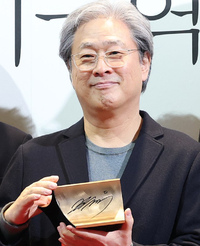 » 4、 美国编剧工会开除朴赞郁：罢工期间写剧本美国编剧工会现有成员超2万名，几乎涵盖北美地区所有从事剧本创作的工作人员，可以说是编剧的“保护伞”