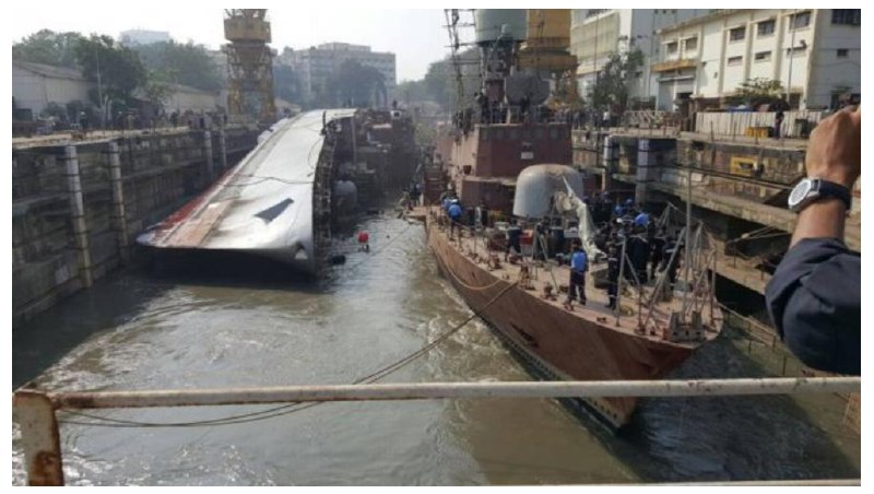 » 10. 印度护卫舰维修中侧翻据《印度斯坦时报》7月22日报道，印度海军当天在一份声明中表示，印度海军“布拉马普特拉”号护卫舰在接受改装期间发生重大火灾，目前处于侧翻状态