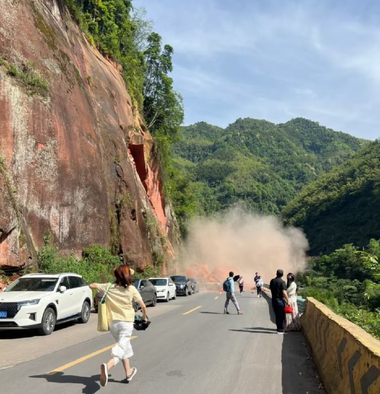 » 2、贵州赤水丹霞景区山体塌方埋掉游客车辆5月1日下午，多位网友反映贵州赤水丹霞大瀑布景区附近发生山体塌方，巨石掉落砸中下方多辆停放的小车