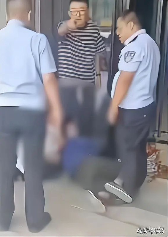 » 12. 小区保洁扔699元限量鞋被索赔1万后自杀身亡9月8日，陕西省延安市的崔女士自述其母亲做保洁时把业主一双鞋扔掉被索赔1万元，因不忍其辱上吊身亡