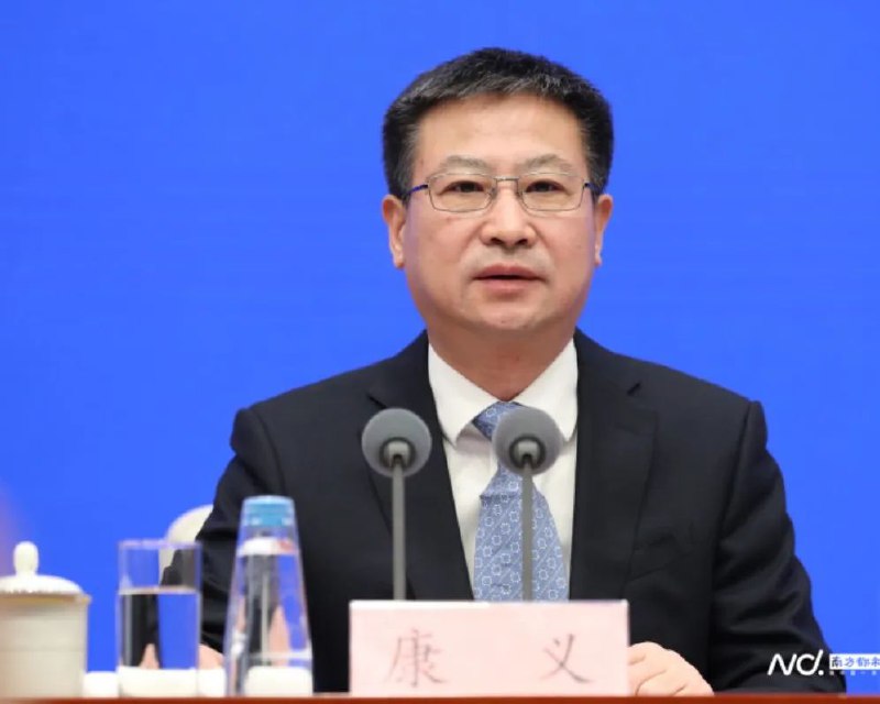 » 3、国家统计局：青年失业率按照新标准公布 16—24岁失业率14.9%国家统计局局长康义周三表示，为更加准确完整反映青年就业失业状况，从充分考虑国情的角度出发，对分年龄组失业率统计做了两方面的调整，一是发布不包括在校学生的16-24岁劳动力失业率；二是增加发布不包括在校学生的25-29岁劳动力失业率