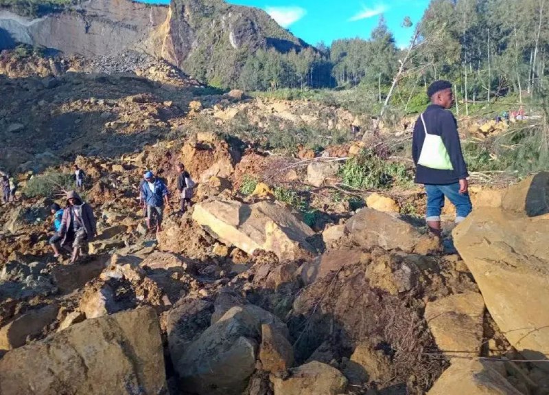 » 5、新几内亚滑坡死亡人数超过300据路透社5月25日报道，巴布亚新几内亚恩加省一村庄当地时间5月24日凌晨发生山体滑坡，300多人和1100多所房屋被埋