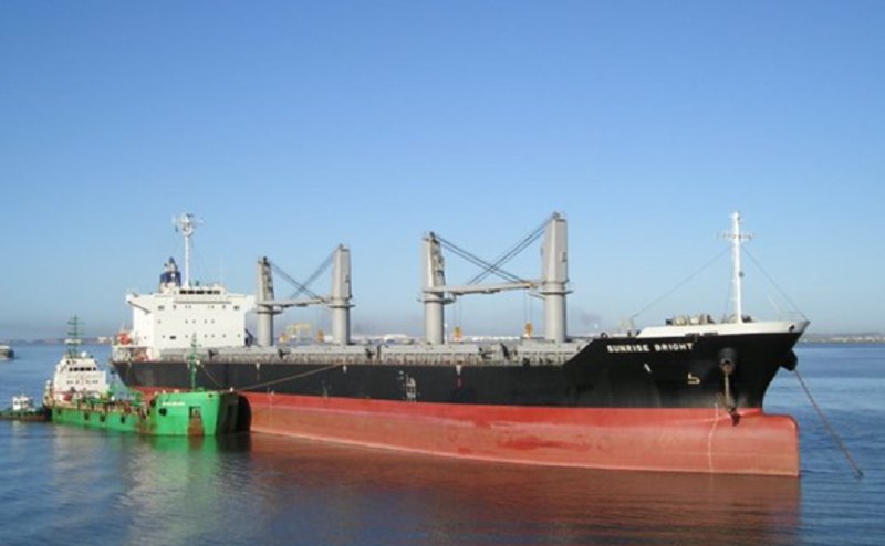 » 4、一艘中国散货船安全通过霍尔木兹海峡在美以公然袭击伊朗、致中东冲突升级之际，来自全世界的船只大多远远望着霍尔木兹海峡，不敢轻易靠近