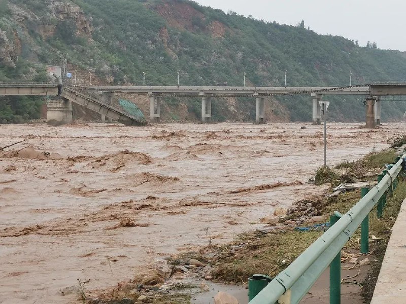 » 11、石家庄一铁路桥百米桥面被洪水冲塌，部分桥梁被水淹没7月30日晚上10点多，受持续强降雨影响，位于河北省石家庄市井陉县境内的石太铁路一座铁路桥被洪水冲塌一段，部分垮塌桥梁被水淹没