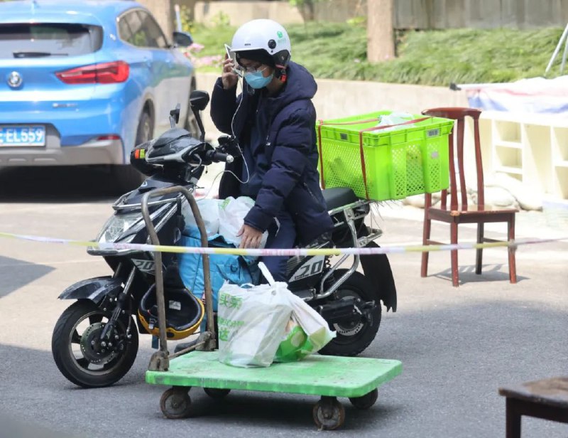 » 1、京东外卖“爆单”后称未来三月招10万骑手 并指骑手被美团“二选一”4月21日，京东发布《致全体外卖骑手兄弟们的公开信》，称未来三月招聘骑手数量从五万名提升至十万名