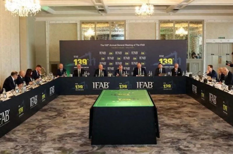 » 8、 足球规则修订：门将持球超8秒将被罚角球过往的足球比赛中，门将持球拖时间的办法屡屡让对手无奈，而现在一切都要变了