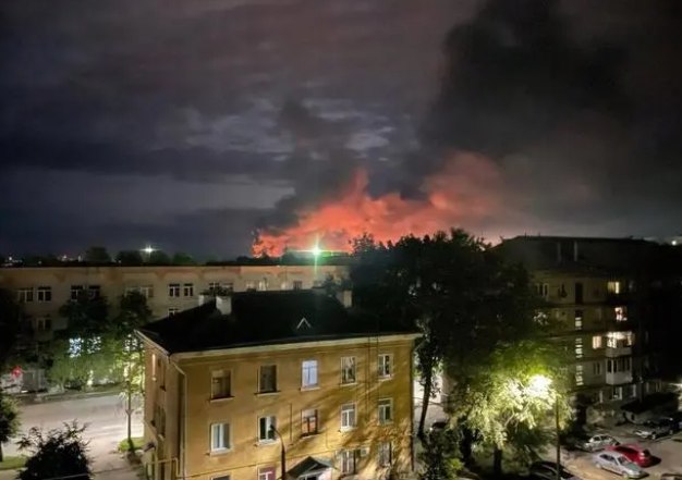 » 6. 乌克兰无人机袭击俄罗斯机场，4架伊尔-76运输机起火8月30日，俄罗斯紧急情况部普斯科夫州总局在其官网通报称，伊尔-76军用运输机在普斯科夫市起火燃烧