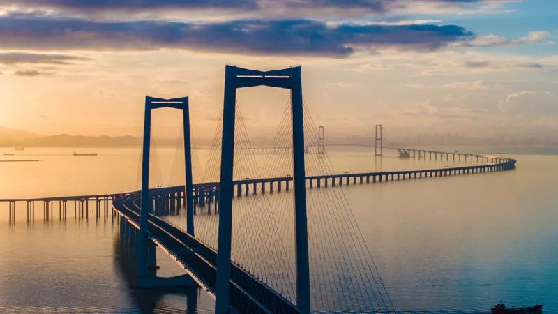 » 1. 深中通道开通首月车流量破300万车次据监测数据显示，开通首月以来车流总量超300万车次，单小时最高峰超过了8000车次，其中客车占比约93%；工作日期间全线车流总体平稳有序，周末期间车流量增幅约30%，部分时段出现车流缓行现象