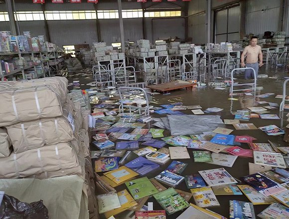 » 4、书库无保险、损失或达百亿码洋，百家图书公司前路艰难8月1日一整天，涿州诸多图书库房被淹的消息在图书行业各个微信群中转发，时代华语、未读等图书公司和中图网都陆续发表致客户函，称受灾严重，在10-15日之内将无法发货