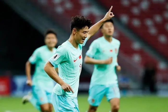 » 13. 两球领先 世预赛国足2：2平新加坡北京时间21日晚结束的世界杯预选赛中，国足在先入两球的情况下，客场被世界排名第156位的新加坡队2：2逼平，小组出线前景有些不乐观
