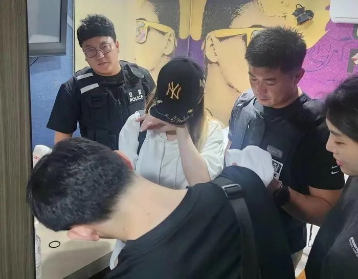 » 3. 在菲律宾撕票中国人 嫌疑人李娜在韩国被捕两名中国医疗器械公司高管赴菲律宾工作时，遭遇绑架并被撕票案件有了新进展