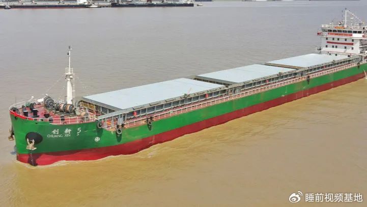 » 1. 万吨级海船到重庆 首次抵达长江上游 5月8日，万吨级江海直达船“创新5”轮8日驶入重庆境内，标志着我国万吨级海船首次驶进长江上游