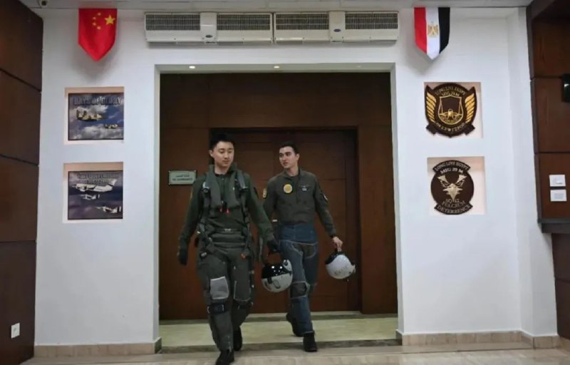 » 7、中埃战机编队飞越金字塔当地时间5月4日上午，中埃“文明之鹰-2025”空军联合训练在埃及空军某基地闭幕