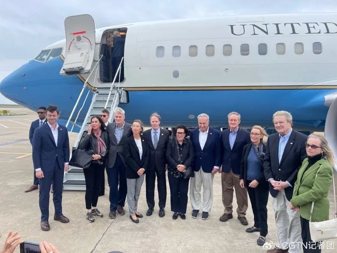» 6、美国参议院代表团抵达上海 开启访华第一站10月7日下午，美国国会参议院多数党领袖舒默率两党参议员代表团抵达上海，开启访华之旅的第一站