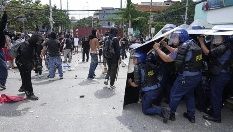 » 3、 菲律宾反恐游行可能失控 中国大使馆提醒据环球网消息，当地时间9月21日，上万菲律宾民众聚集在马尼拉黎刹公园，抗议涉及虚假防洪工程的腐败丑闻