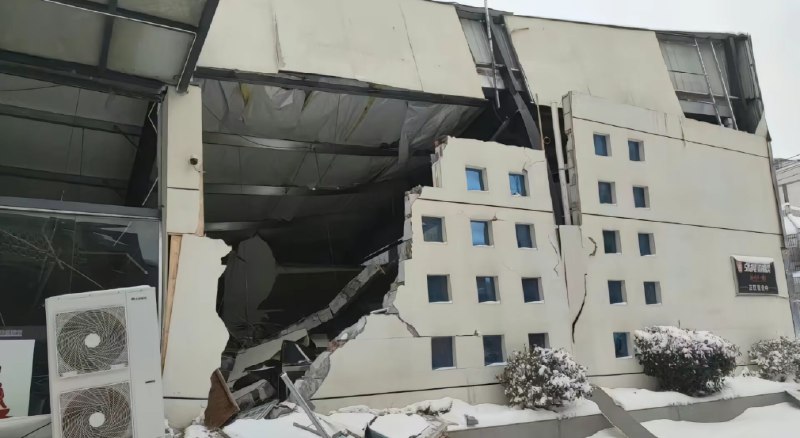 » 10. 湖北一高校食堂发生垮塌，食堂负责人：寒假期间已暂停营业2月4日，有多位网民在社交平台发布图片称，位于湖北荆州的长江大学一食堂坍塌