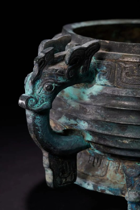 » 12、美国买家捐赠 中国追回1984年失窃青铜器近日，国家文物局从美国成功追索被盗流失的西周丰邢叔簋