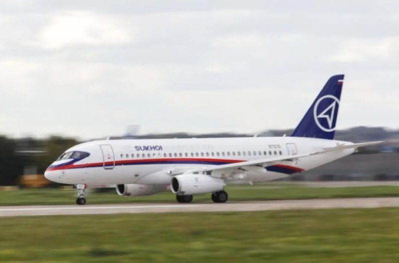 » 4、苏霍伊超级100型客机再次紧急降落 昨日一架同型号坠毁当地时间7月13日上午，俄罗斯“方位角”航空公司一架苏霍伊超级100型客机在矿水城机场紧急降落