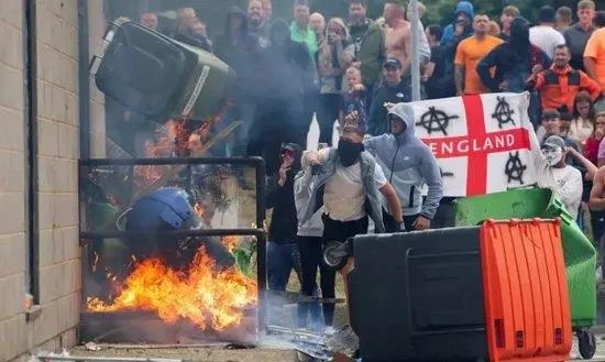 » 7. 移民问题激发左右对抗 英国爆发大规模骚乱英国多地于刚刚过去的这个周末发生大规模骚乱