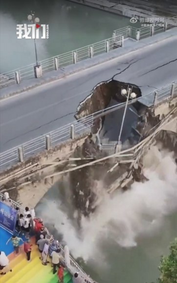 » 4. 贵州三穗拱桥垮塌 桥体断裂坠入河中8月8日，贵州三穗多位居民拍下一桥梁发生垮塌瞬间
