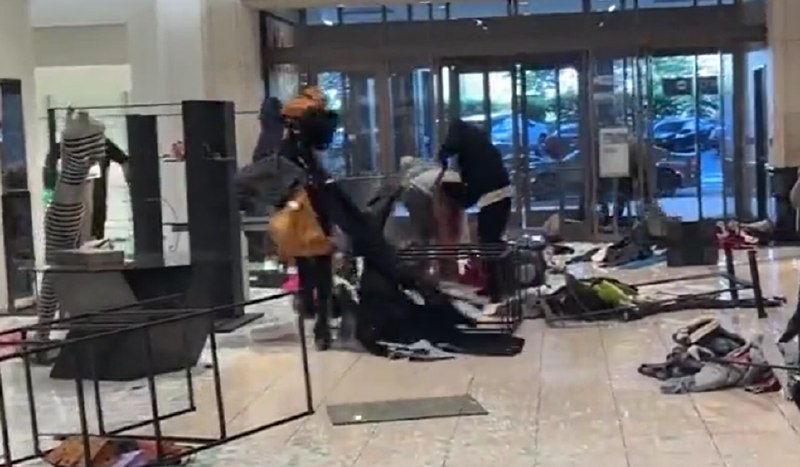 » 12、光天化日团伙作案 美国洛杉矶购物中心遭“快闪抢劫”当地时间12日下午，美国加利福尼亚州洛杉矶市一家购物中心发生抢劫案，一个30到50人的作案团伙抢劫了价值数万美元的商品