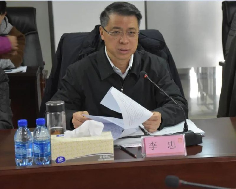 » 7. 湖北通报工程建设领域腐败案例，武汉原副市长李忠已被判刑13年2006年至2011年，李忠任武汉市蔡甸区政府区长、区委书记期间，在蔡甸城建投资开发有限公司收购某房地产开发公司土地过程中，接受他人请托，未经评估擅自决定将代征土地视为商住用地净地等价收购，并由城投公司代缴土地增值税；在批准决定向某房地产企业出让商住用地过程中，接受他人请托，未经土地价格评估和公开招拍挂，以低于同批次出让同类土地的价格，向该公司定向出让458.45亩商住用地，致使国家利益遭受特别重大损失，个人从中收受贿赂