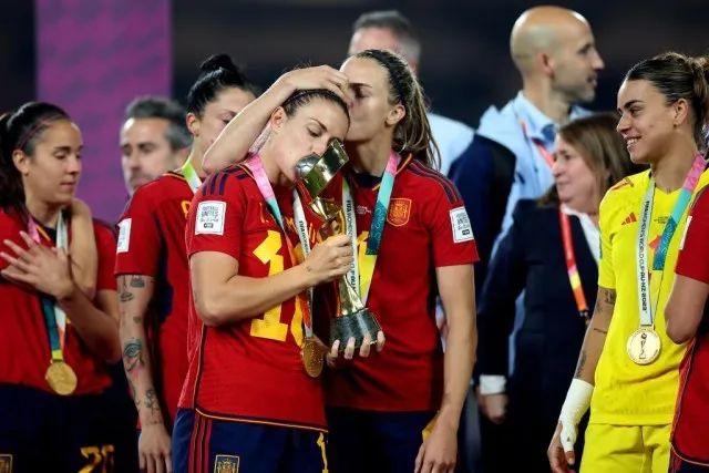 » 15. 强吻女运动员，国际足联暂停西班牙足协主席参加国际活动国际足联纪律委员会26日宣布，对近日引发舆论风暴的西班牙足协主席鲁比亚莱斯暂时“禁足”