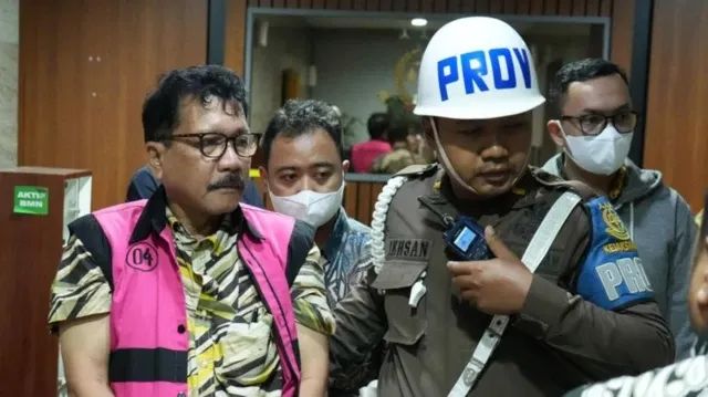 » 5. 印尼最高法院培训中心主任被抄家 找到现金相当于4.5亿 另有51公斤黄金10月25日，印尼检方新闻发布会公布印尼最高法院前官员巨额贪腐案，最高法院教育与司法培训中心前官员扎罗夫·里卡尔在巴厘岛金巴兰被捕