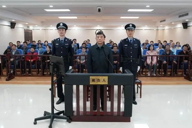 » 6. 湖北原副省长曹广晶受贿、泄露内幕信息案一审开庭：受贿2.16亿2004年至2022年，被告人曹广晶利用担任中国长江三峡工程开发总公司副总经理，中国长江三峡集团公司副总经理、董事长，湖北省人民政府副省长等职务上的便利，以及职权或者地位形成的便利条件，为有关单位和个人在企业经营、工程承揽、项目开发、职务晋升等事项上提供帮助，非法收受上述单位或个人给予的财物折合人民币共计2.16亿余元