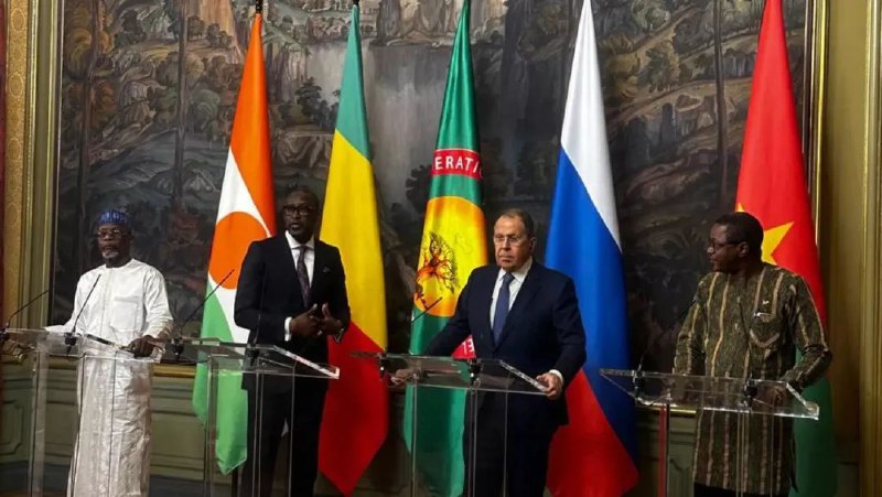 » 5、俄罗斯承诺向萨赫勒国家联盟提供军事援助当地时间4月3日，马里、布基纳法索和尼日尔三国外长率领的代表团在俄罗斯莫斯科与俄外长拉夫罗夫举行工作会谈，此次会谈目的是正式确立并加强俄罗斯与萨赫勒国家联盟之间的合作关系