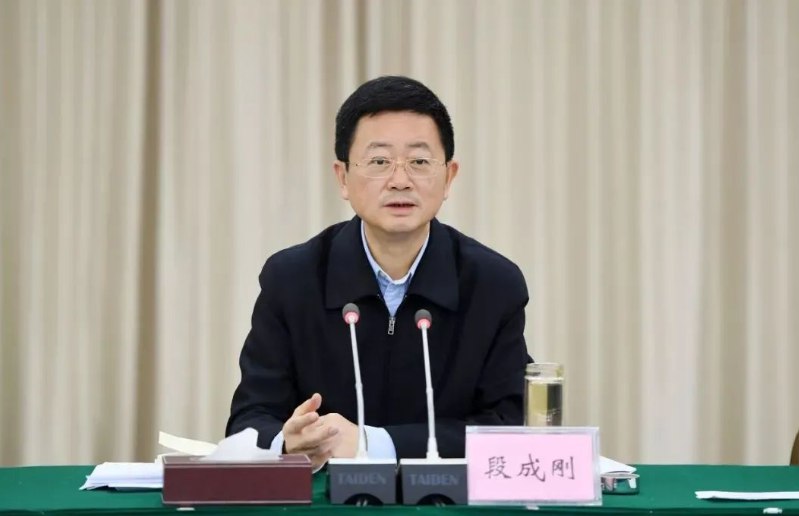 » 五. 重庆市两江新区管理委员会前主任倒台公开资料显示，段成刚，男，汉族，重庆江北人，1963年6月生，研究生、硕士，1983年8月参加工作，1985年6月加入中国共产党