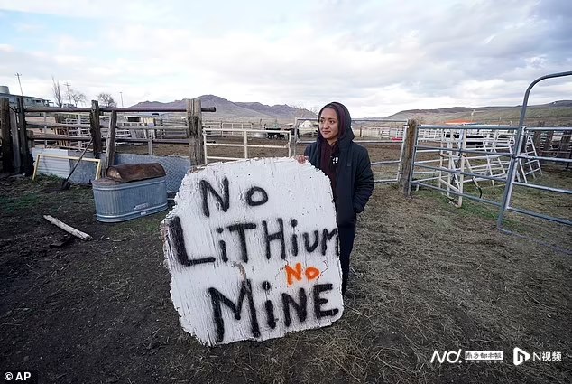 » 8、美国内华达州发现“世界最大锂矿” 开采计划遭遇反击美国内华达州麦克德米特火山口发现世界上最大的锂矿，含有多达4000万吨贵金属的黏土，价值1.48万亿美元，美洲锂业公司计划最早于2026年开始开采