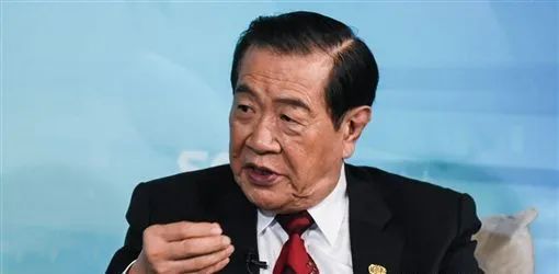 » 9. 被法院裁定伪造证据后李昌钰发声：树大招风，攻击华人美国联邦法院21日判决，美籍华裔刑事鉴识专家李昌钰在1985年一起谋杀案中曾在法庭上称死者家中的一条毛巾上有血迹，导致康涅狄格州两名没有犯谋杀罪的男子入狱数十年，法院判决李昌钰伪造证据，有支付损害赔偿的责任，金额将由陪审团决定