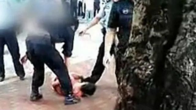 » 15. 深圳发生接头持刀砍人事件造成一死三伤11月9日18时许，一男子在深圳市龙华区大浪街道一广场附近持刀伤人，公安机关接报警后立即组织警力到场处置，现场抓获嫌疑人唐某(男，37岁)，伤者被及时送医救治