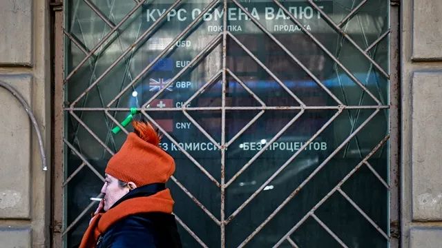 » 9、俄央行加息至12%以应对卢布大跌8月15日，俄罗斯央行在临时议息会议上宣布加息350个基点，将关键利率自8.5%上调至12%