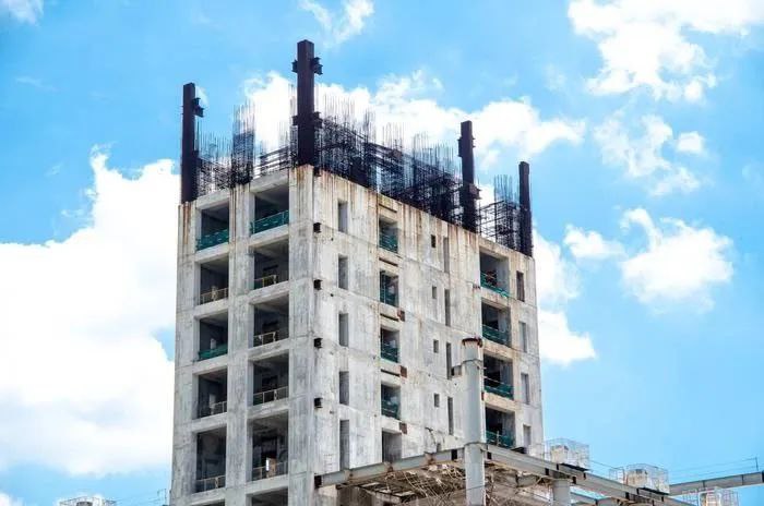 » 1. 市民买房烂尾被银行起诉还贷款，石嘴山中院判决：不用还近日，宁夏石嘴山市中级人民法院对审理的一起金融借款合同纠纷案件，给出了当事人一个既符合法理又符合情理的判决