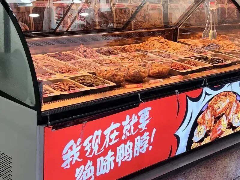 » 13. 上海12月1日起禁用生鲜灯，违者最高罚3万“肉铺那些玫红色的生鲜灯极具迷惑，有一次看着新鲜的猪肉，买回去发现已经有点发臭了”......市民赵女士常去家门口的菜市场采购食材，由于生鲜灯的“美颜功能”，吃过不少亏