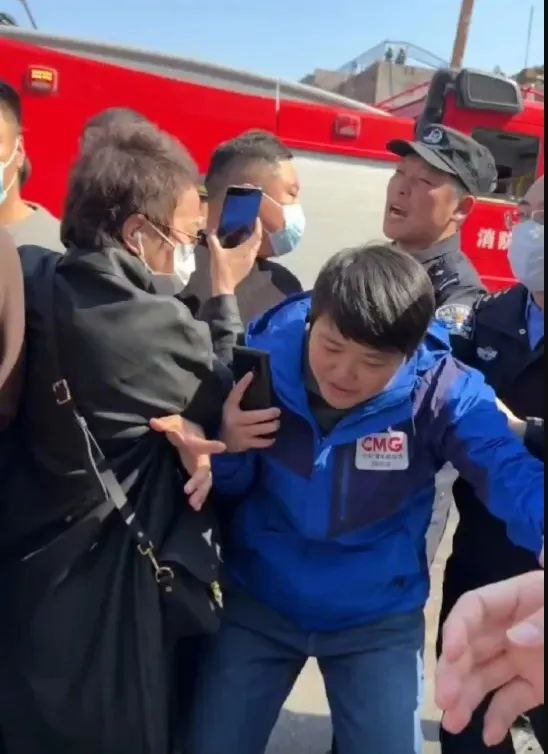 » 3、燕郊城区两次燃气爆炸 四层楼倒塌至少2死26伤据央视新闻消息，河北燕郊一商铺发生疑似燃气泄漏引发的爆燃事故