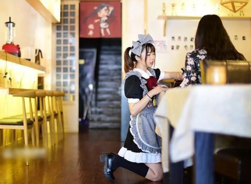 » 2、法治日报社论：“女仆跪式服务”，早该停了！4月15日，最高检、全国总工会、全国妇联联合发布保障妇女儿童权益典型案例，其中披露的一起关于“女仆跪式服务”的典型案例，引发热议，浙江义乌多家桌游剧本、电竞网咖等娱乐经营企业为招揽客户，通过海报、传单、网络短视频等方式发布“女仆跪式服务”等低俗广告恶意营销，部分网络短视频阅读量超500万，部分企业提供游戏助教陪玩等服务，未依法采取合理措施预防和制止性骚扰，导致一些女性从业人员遭受不法侵害