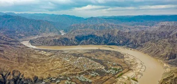 » 5. 宁夏确认黄河黑山峡水利枢纽工程投资：915亿元宁夏回族自治区发展改革委近日公布的《2024年自治区本级重点前期工作项目投资计划》显示，新建的黄河黑山峡水利枢纽工程总投资为9150000万元