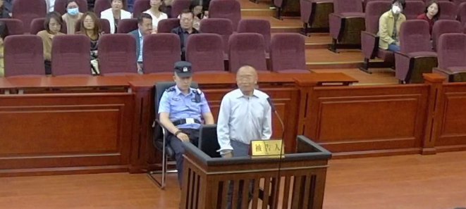 » 7. 青海百亿国企原总裁董事长同日领刑：拉帮结派，受贿时间高度重合9月15日，海东中院分别公开开庭宣判青海盐湖工业股份有限公司原党委副书记、总裁谢康民受贿案和青海盐湖工业股份有限公司原党委书记、董事长王兴富受贿案，一审分别领刑11年和11年半