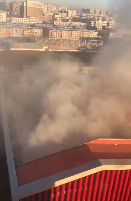 » 3、吉林白城一滑冰馆屋顶坍塌今早白城市滑冰馆部分房顶发生坍塌，目前未造成人员伤亡