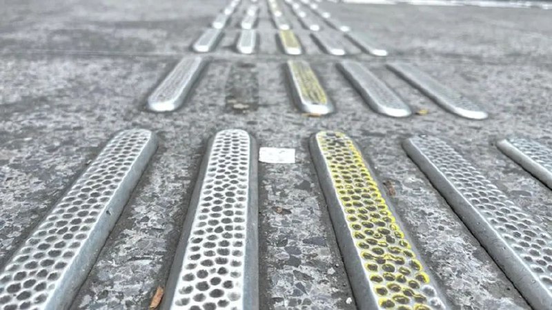 » 7. 成都大妈撬走盲道不锈钢条售卖 被刑拘成都市公安局新都区分局4月2日发布警情通报：近日，有网民反映一大妈破坏盲道拆下不锈钢条，被热心市民制止